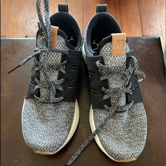 New Balance tennis shoes - Picture 2 of 3